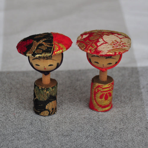Japansk Kokeshi Dukke Par med Matchende Hat og Tøj