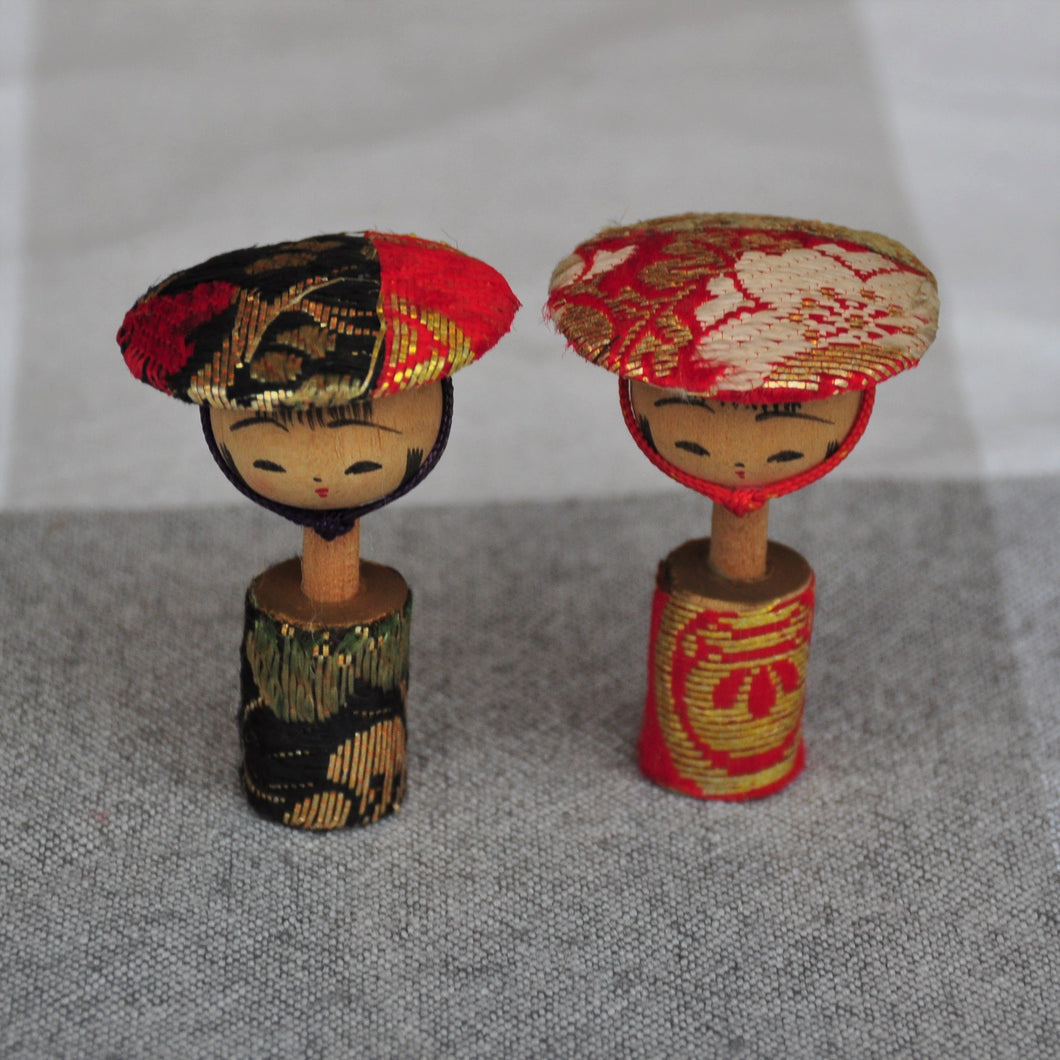 Japansk Kokeshi Dukke Par med Matchende Hat og Tøj