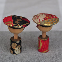 Indlæs billede til gallerivisning Japansk Kokeshi Dukke Par med Matchende Hat og Tøj