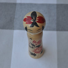 Indlæs billede til gallerivisning Vintage Japansk Kokeshi Dukke i Træ med Blomster