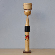 Indlæs billede til gallerivisning Høj Japansk Ama Dykker Kokeshi i Lyst Træ
