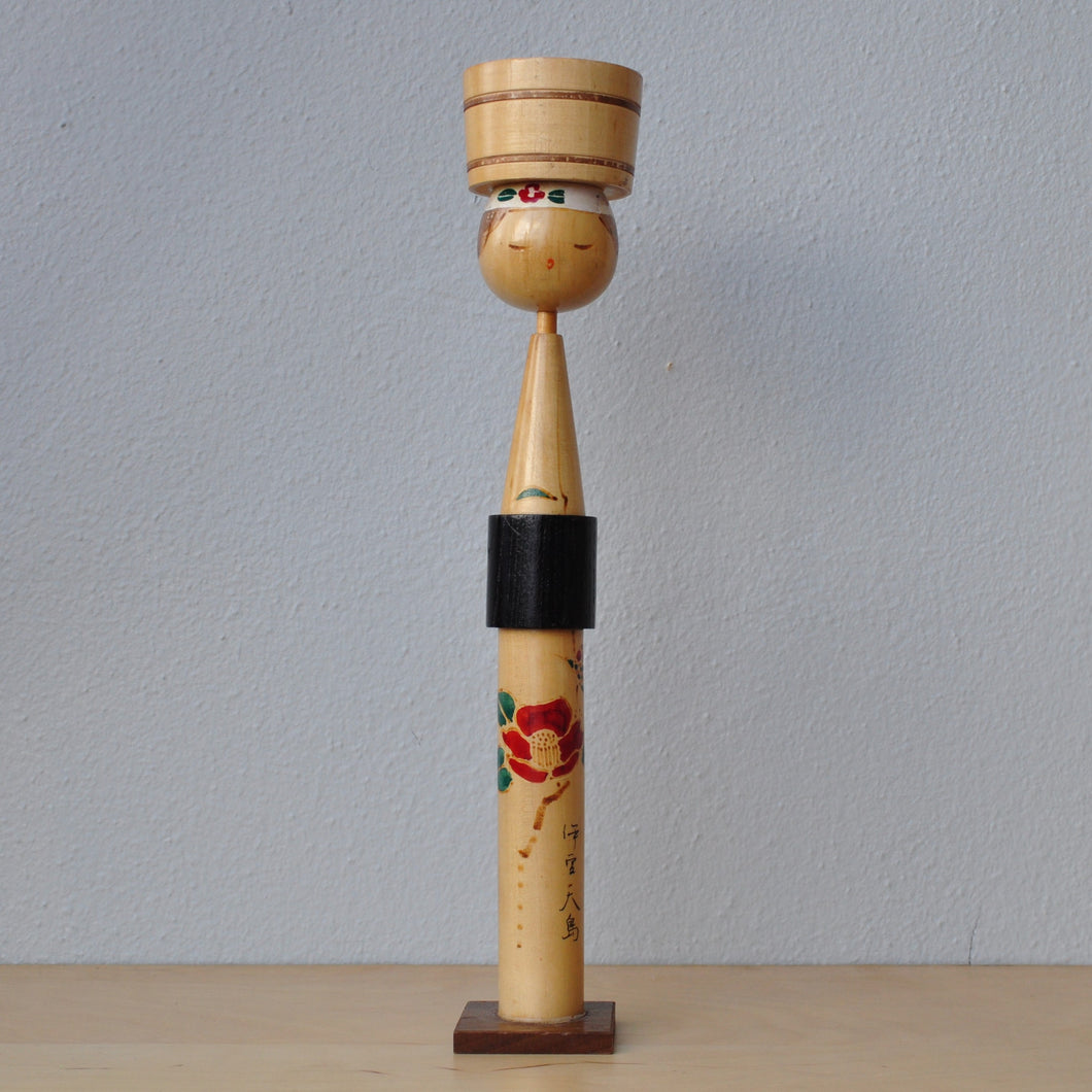 Høj Japansk Ama Dykker Kokeshi i Lyst Træ