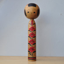 Indlæs billede til gallerivisning Kæmpe Vintage Japansk Kokeshi med Blomster i Rød og Sort