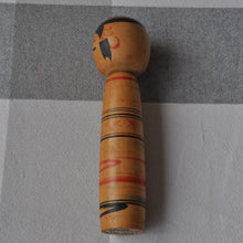 Indlæs billede til gallerivisning Vintage Japansk Kokeshi Dukke i Træ med Geometriske Dekorationer