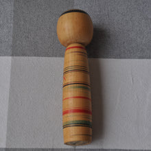 Indlæs billede til gallerivisning Vintage Japansk Kokeshi Dukke i Træ med Geometriske Dekorationer