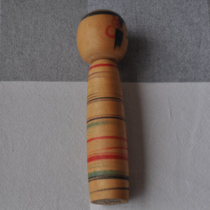 Vintage Japansk Kokeshi Dukke i Træ med Geometriske Dekorationer