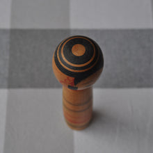 Indlæs billede til gallerivisning Vintage Japansk Kokeshi Dukke i Træ med Geometriske Dekorationer
