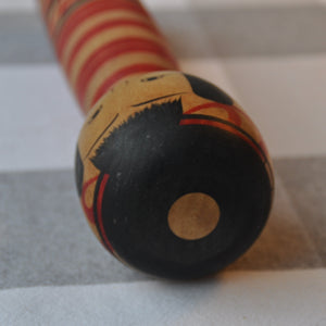 Stor, Traditionel, Vintage Kokeshi i Rød og Sort