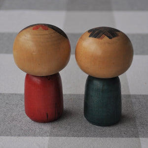 Kokeshi Dukke Par med Grafisk Print i Lyst Træ