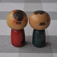 Indlæs billede til gallerivisning Kokeshi Dukke Par med Grafisk Print i Lyst Træ
