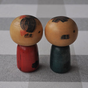 Kokeshi Dukke Par med Grafisk Print i Lyst Træ