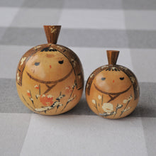 Indlæs billede til gallerivisning Kokeshi Dukke Mor og Datter med Kimono i Lyst Træ