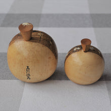 Indlæs billede til gallerivisning Kokeshi Dukke Mor og Datter med Kimono i Lyst Træ