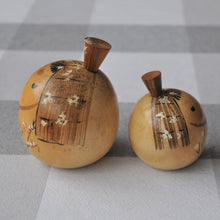 Indlæs billede til gallerivisning Kokeshi Dukke Mor og Datter med Kimono i Lyst Træ