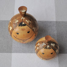 Indlæs billede til gallerivisning Kokeshi Dukke Mor og Datter med Kimono i Lyst Træ