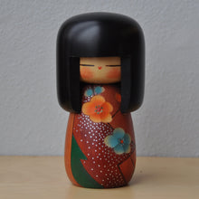 Indlæs billede til gallerivisning Kokeshi Dukke i Rød Kimono med Blomster