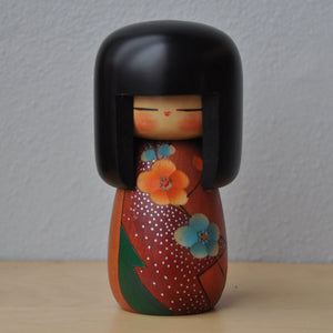 Kokeshi Dukke i Rød Kimono med Blomster