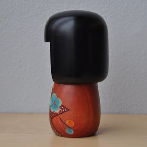 Kokeshi Dukke i Rød Kimono med Blomster