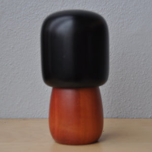 Kokeshi Dukke i Rød Kimono med Blomster