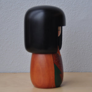 Kokeshi Dukke i Rød Kimono med Blomster