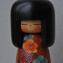 Indlæs billede til gallerivisning Kokeshi Dukke i Rød Kimono med Blomster