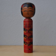 Indlæs billede til gallerivisning Japansk Kokeshi i Mellemmørkt Træ med Blomster og Striber