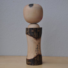 Indlæs billede til gallerivisning Japansk Kokeshi Dukke med Bark, Landskab og Skrift