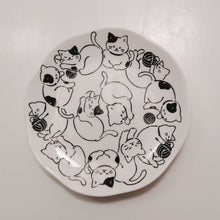 Indlæs billede til gallerivisning Lille Japansk Tallerken i Hvid med Katte i Sort