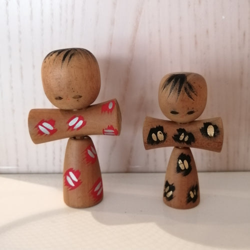 Kokeshi Dukke Sæt i Lyst Træ, formet som Kendama