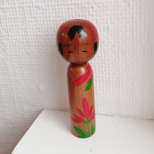 Lille Vintage Japansk Kokeshi Dukke i Træ med Blomster