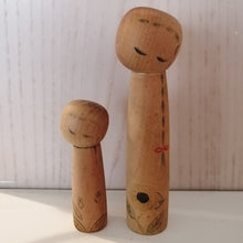 Indlæs billede til gallerivisning Kokeshi Dukke Sæt i Lyst Træ med Fletning