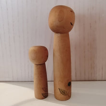 Indlæs billede til gallerivisning Kokeshi Dukke Sæt i Lyst Træ med Fletning