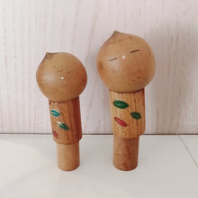 Indlæs billede til gallerivisning Kokeshi Dukke Sæt i Lyst Træ med Blade