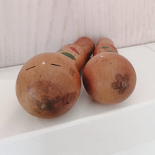 Indlæs billede til gallerivisning Kokeshi Dukke Sæt i Lyst Træ med Blade