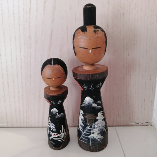 Kokeshi Dukke Par i Træ med Landskab