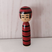 Indlæs billede til gallerivisning Lille Vintage Japansk Kokeshi Dukke i Træ med Striber