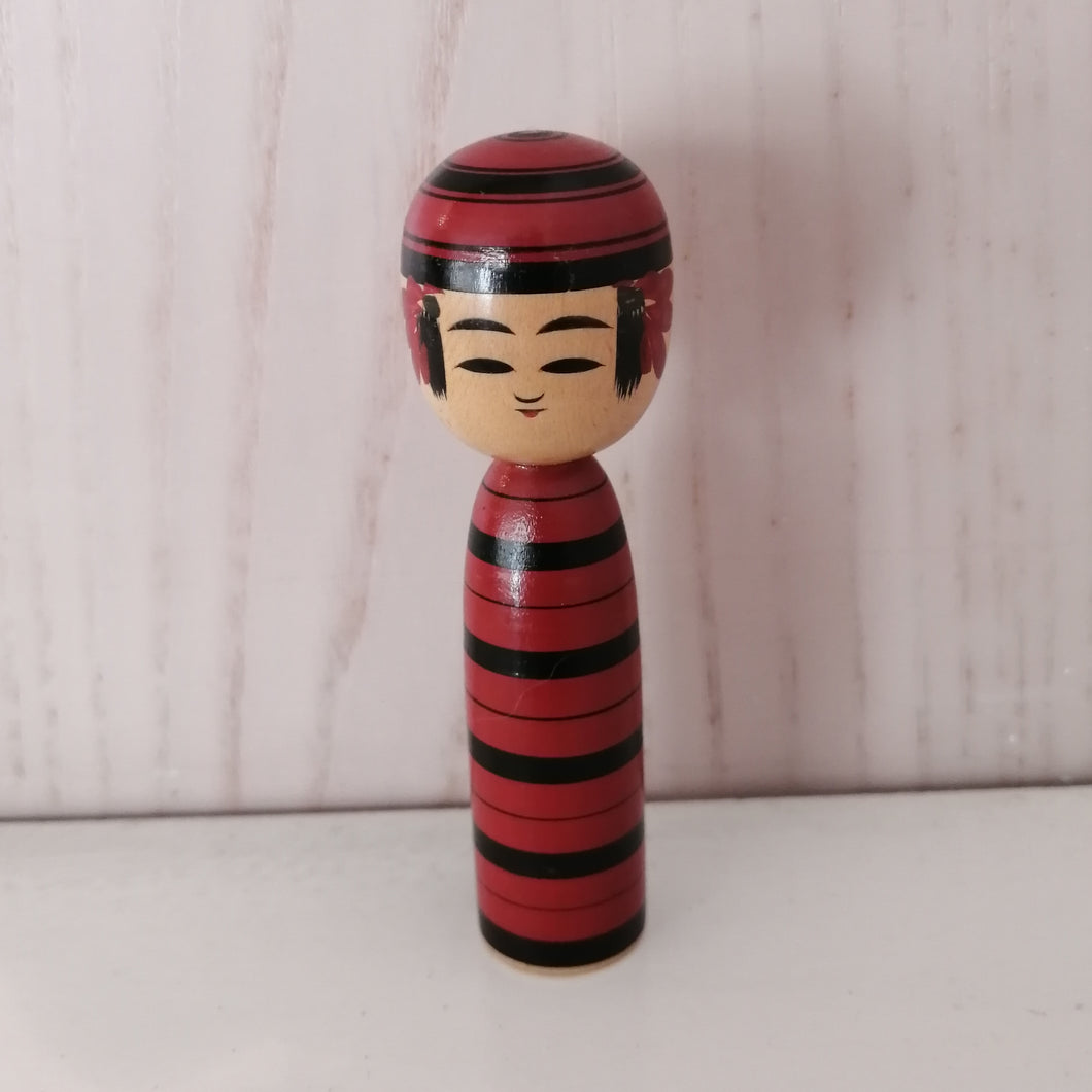 Lille Vintage Japansk Kokeshi Dukke i Træ med Striber