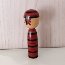 Indlæs billede til gallerivisning Lille Vintage Japansk Kokeshi Dukke i Træ med Striber