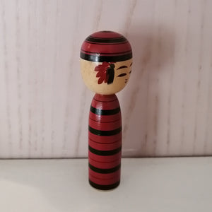 Lille Vintage Japansk Kokeshi Dukke i Træ med Striber