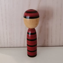 Indlæs billede til gallerivisning Lille Vintage Japansk Kokeshi Dukke i Træ med Striber