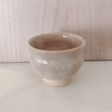 Indlæs billede til gallerivisning Vintage Japansk Sake Kop med Lys Pink og Knækket Hvid Glasur