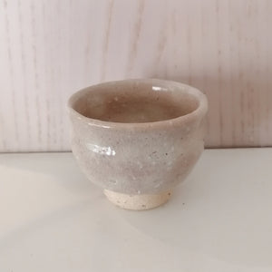Vintage Japansk Sake Kop med Lys Pink og Knækket Hvid Glasur