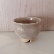 Indlæs billede til gallerivisning Vintage Japansk Sake Kop med Lys Pink og Knækket Hvid Glasur