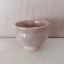Indlæs billede til gallerivisning Vintage Japansk Sake Kop med Lys Pink og Knækket Hvid Glasur