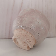 Indlæs billede til gallerivisning Vintage Japansk Sake Kop med Lys Pink og Knækket Hvid Glasur
