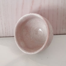 Indlæs billede til gallerivisning Vintage Japansk Sake Kop med Lys Pink og Knækket Hvid Glasur