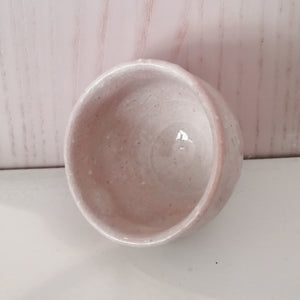 Vintage Japansk Sake Kop med Lys Pink og Knækket Hvid Glasur