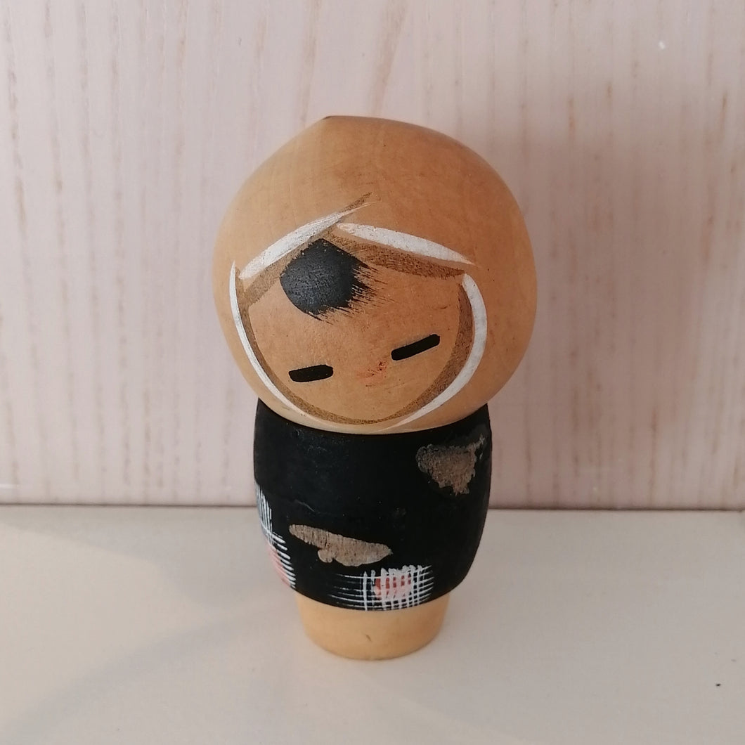 Kokeshi Dukke i Grafisk Kimono og med Hovedklæde