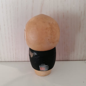 Kokeshi Dukke i Grafisk Kimono og med Hovedklæde