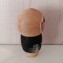 Indlæs billede til gallerivisning Kokeshi Dukke i Grafisk Kimono og med Hovedklæde